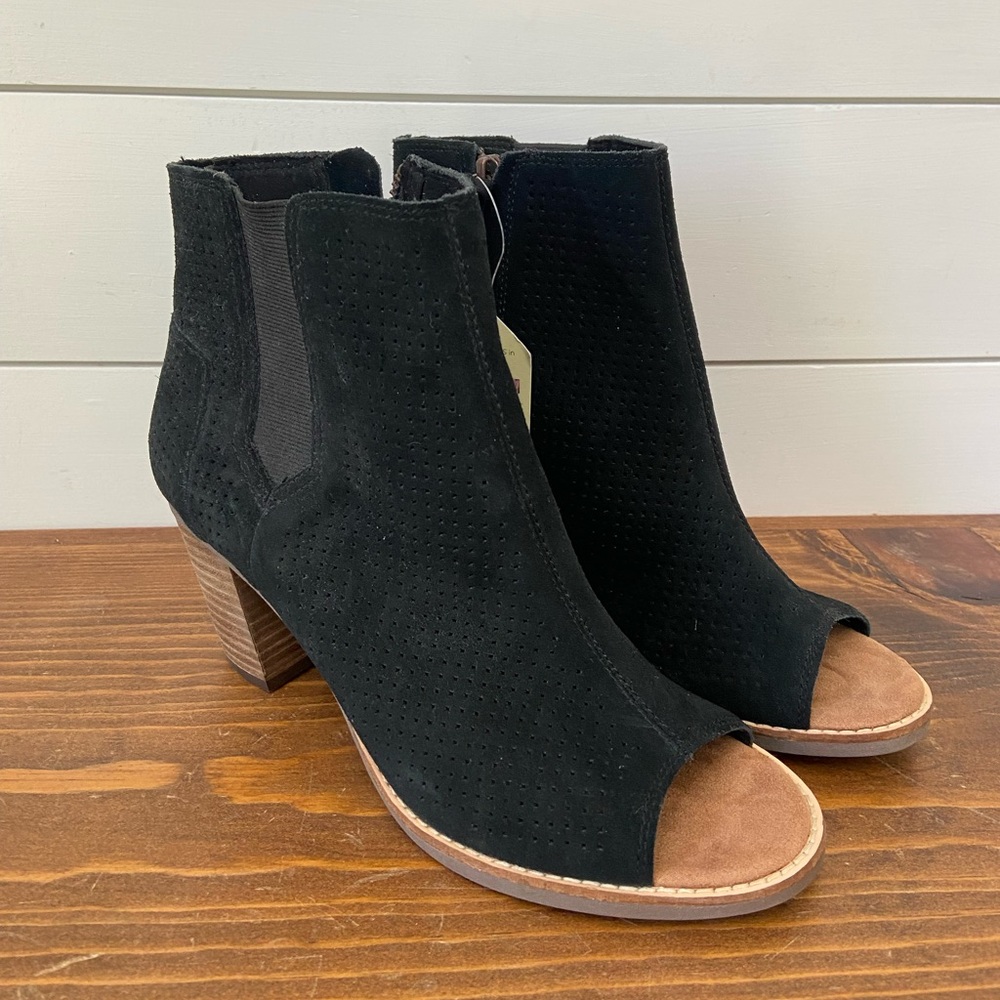 NWT Tom’s suede boot